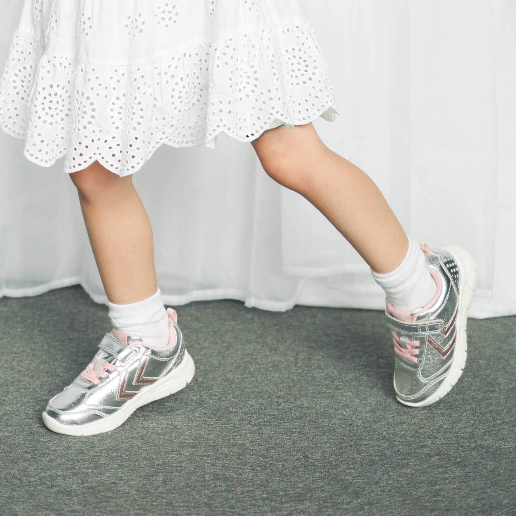 Hummel Hummel Crosslite Silver Glitter Girls Trainer 231652 Silver Girls
